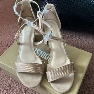 Women’s cushionaire sandal heel in rose gold never worn.